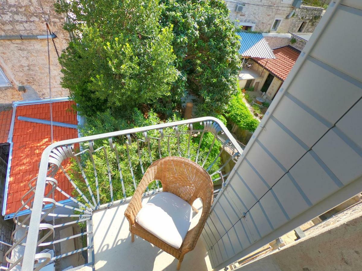 Historic Piazza House & Romantic Hidden Garden Hvar Town