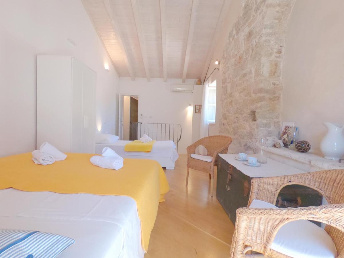 Historic Piazza House & Romantic Hidden Garden Apartment Hvar Town